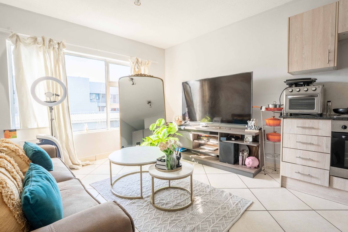 Secure 1-Bedroom Apartment with Pool – Athlone Park - Photo 4