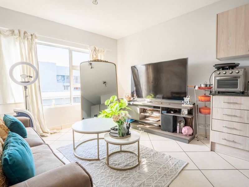 Secure 1-Bedroom Apartment with Pool – Athlone Park - Photo 4