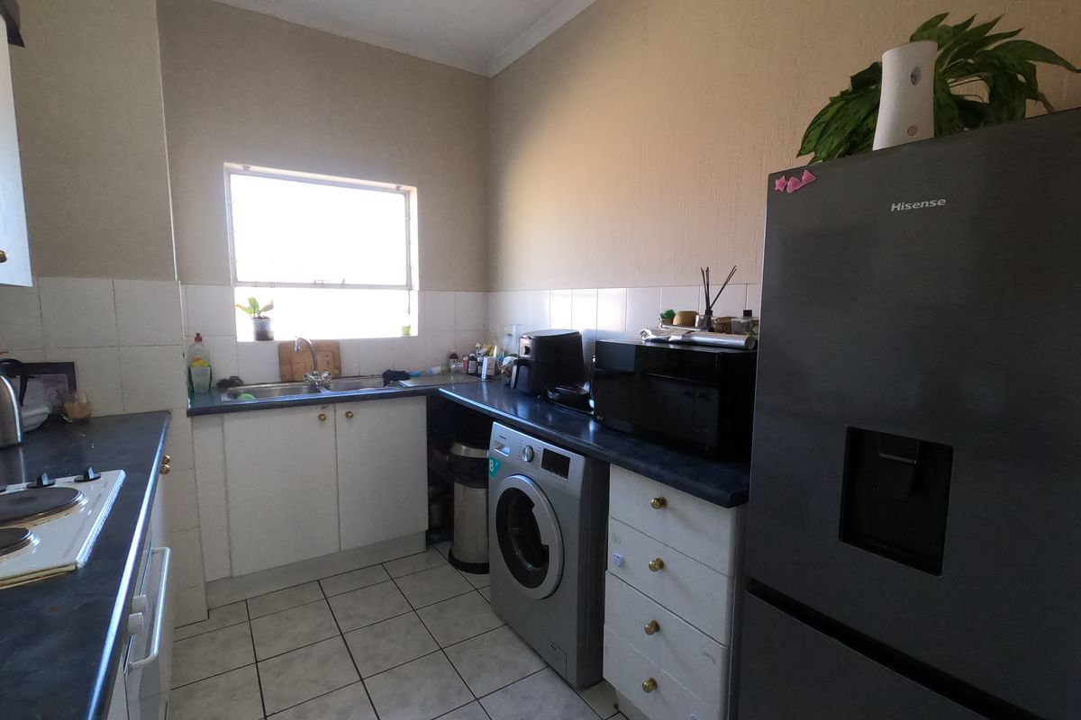 Charming Apartment for Sale in Vorna Valley, Midrand - Photo 2