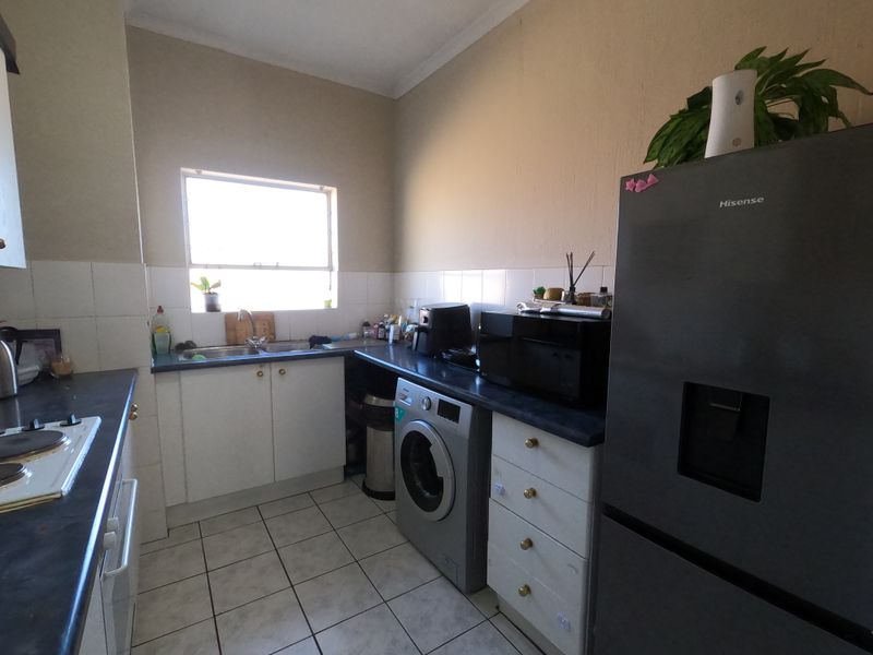 Charming Apartment for Sale in Vorna Valley, Midrand - Photo 2