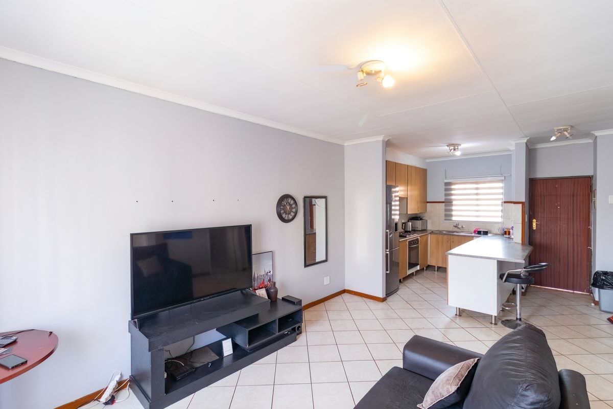 2 Bed and 1 Bath - First Floor - Photo 4