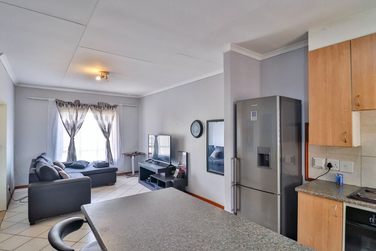 2 Bed and 1 Bath - First Floor - Photo 2