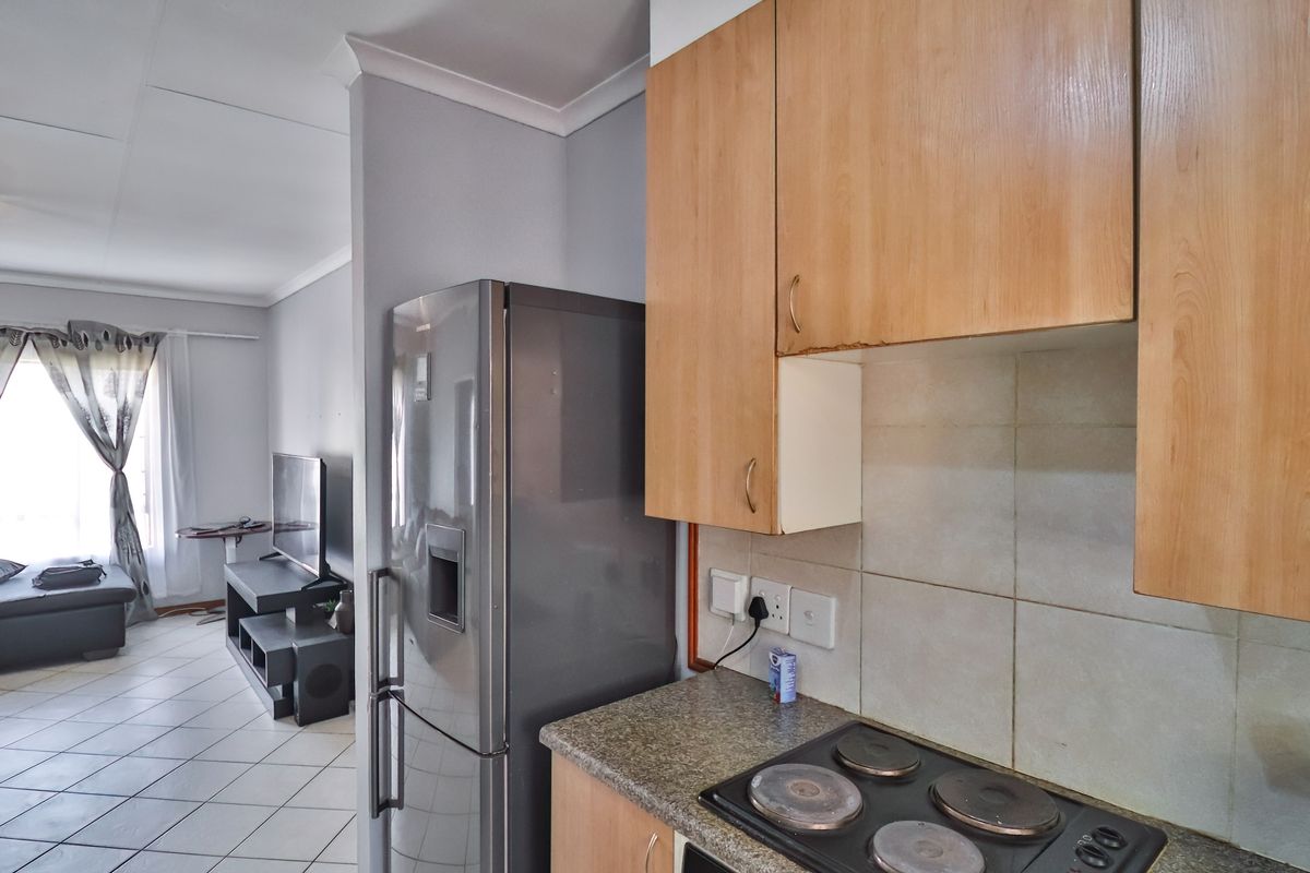 2 Bed and 1 Bath - First Floor - Photo 4