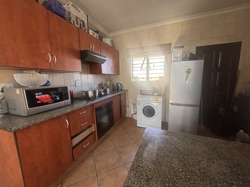 Full Title home in Secure Complex - Photo 2