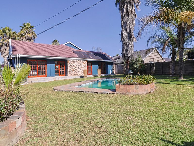 Elegant Entertainer with Pool, Loft, and Garden Paradise - Photo 2