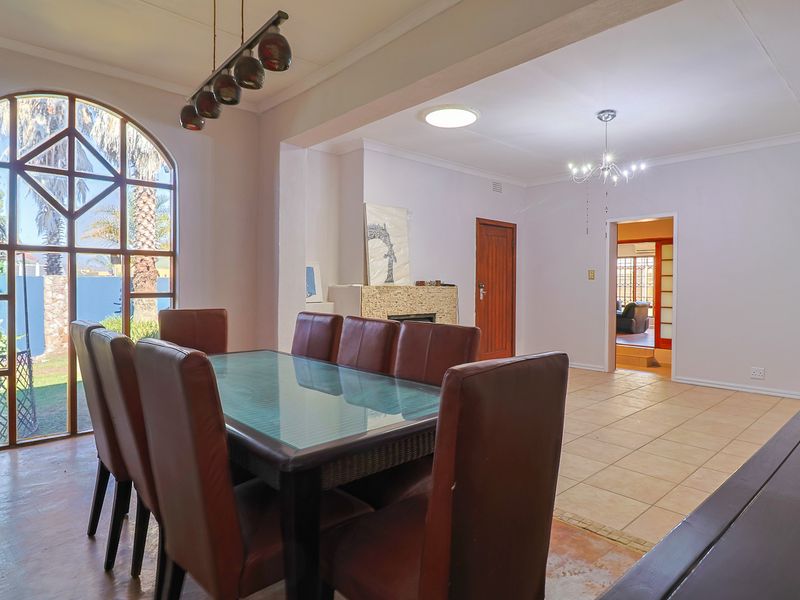 Elegant Entertainer with Pool, Loft, and Garden Paradise - Photo 4