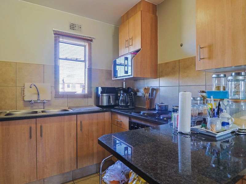 Secure Route 82 Complex - Beautiful and Neat Upstairs with Balcony - Photo 4