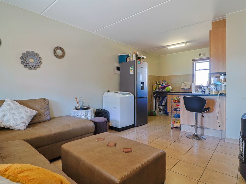 Secure Route 82 Complex - Beautiful and Neat Upstairs with Balcony - Photo 7