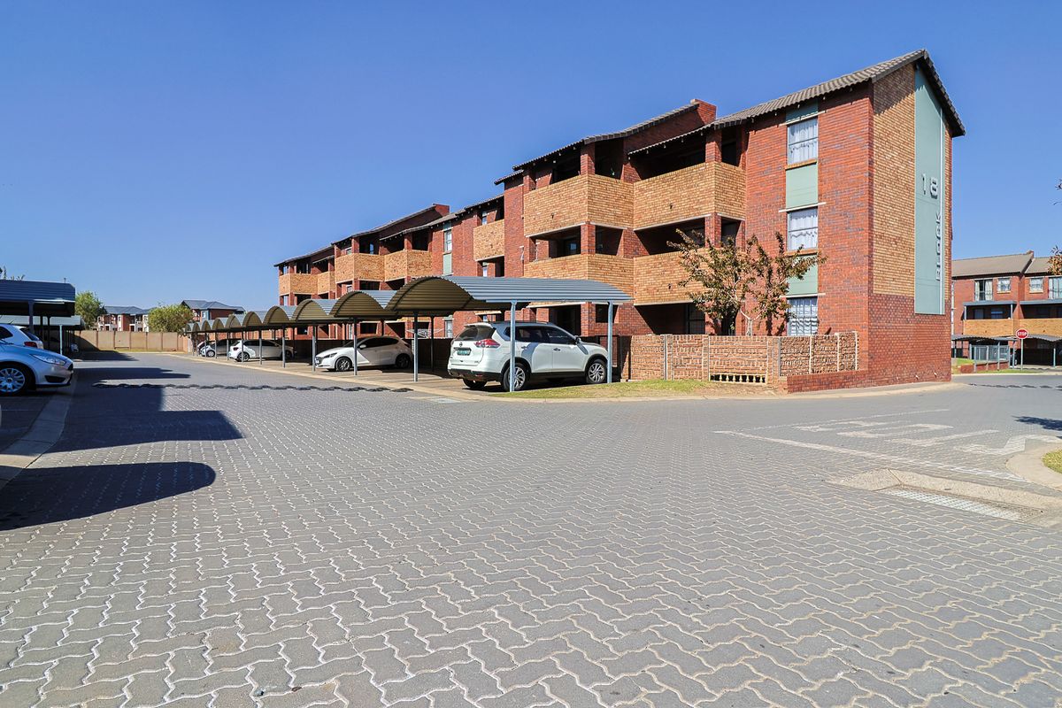 Secure Route 82 Complex - Beautiful and Neat Upstairs with Balcony - Photo 2