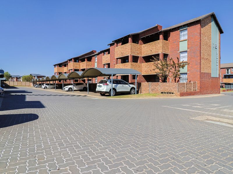 Secure Route 82 Complex - Beautiful and Neat Upstairs with Balcony - Photo 2