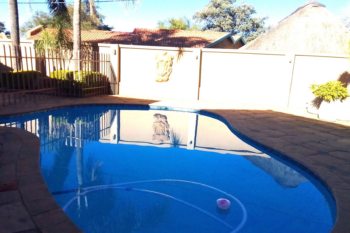 Stylish Modern Family Home with Every Luxury – Plus Flats & Studio - Photo 2