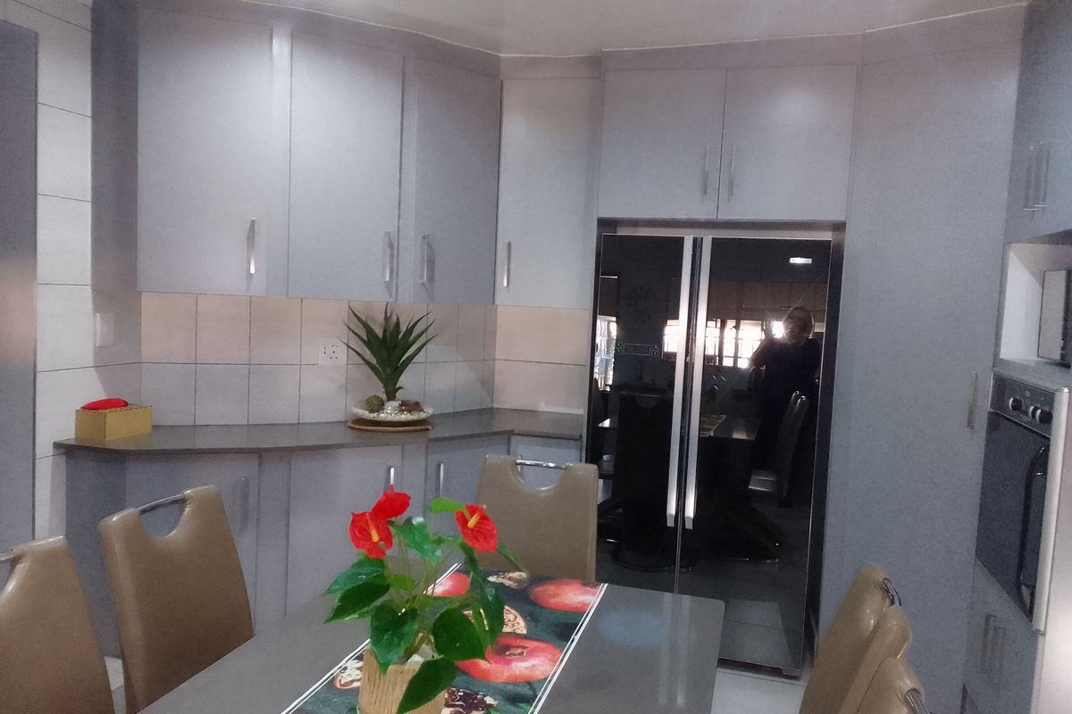 Stylish Modern Family Home with Every Luxury – Plus Flats & Studio - Photo 5