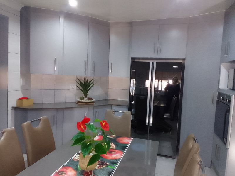 Stylish Modern Family Home with Every Luxury – Plus Flats & Studio - Photo 5