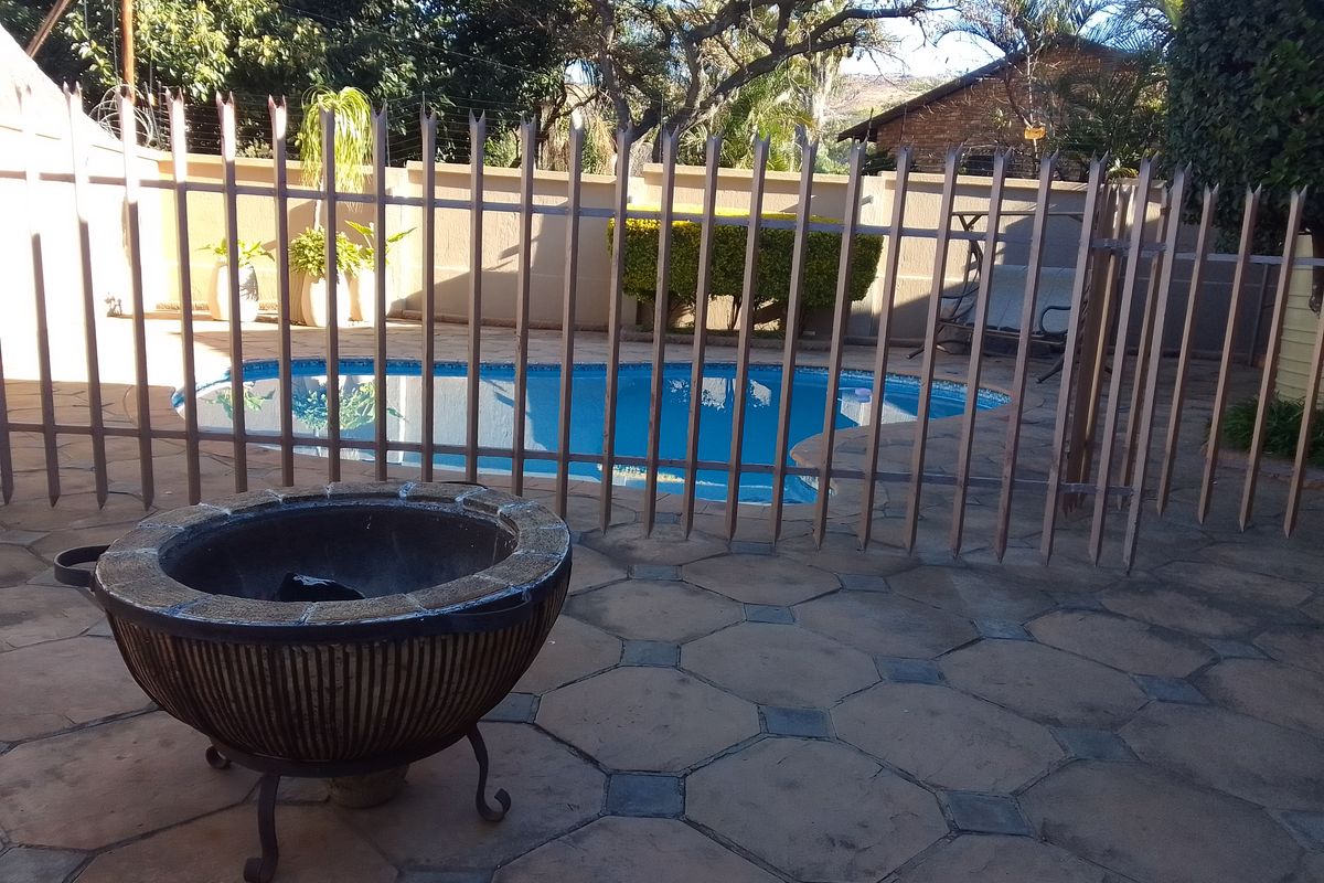 Stylish Modern Family Home with Every Luxury – Plus Flats & Studio - Photo 3