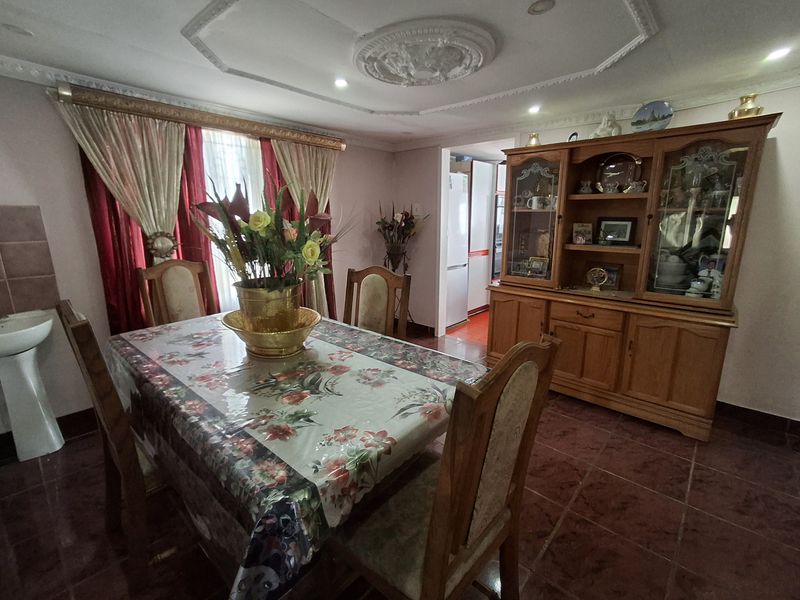 4 Bedroom Family Home - Photo 4