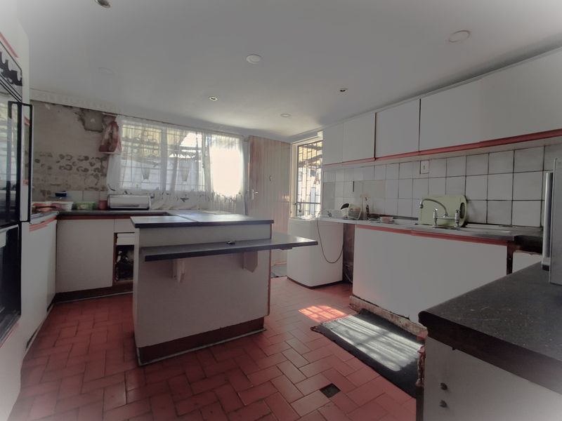 4 Bedroom Family Home - Photo 6