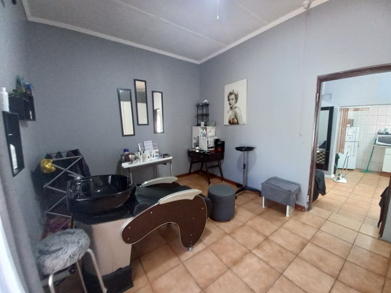 Versatile Property in Prime Bo-Dorp Location – Endless Potential! - Photo 9