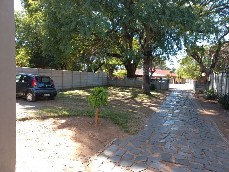 Versatile Property in Prime Bo-Dorp Location – Endless Potential! - Photo 3
