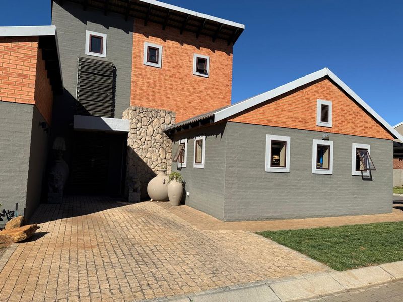 Modern 3-Bedroom Townhouse in Sought-After Estate, in Waterval East - Photo 2