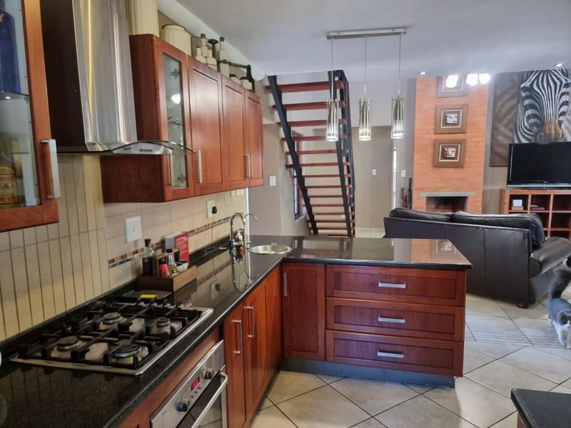 Modern 3-Bedroom Townhouse in Sought-After Estate, in Waterval East - Photo 8