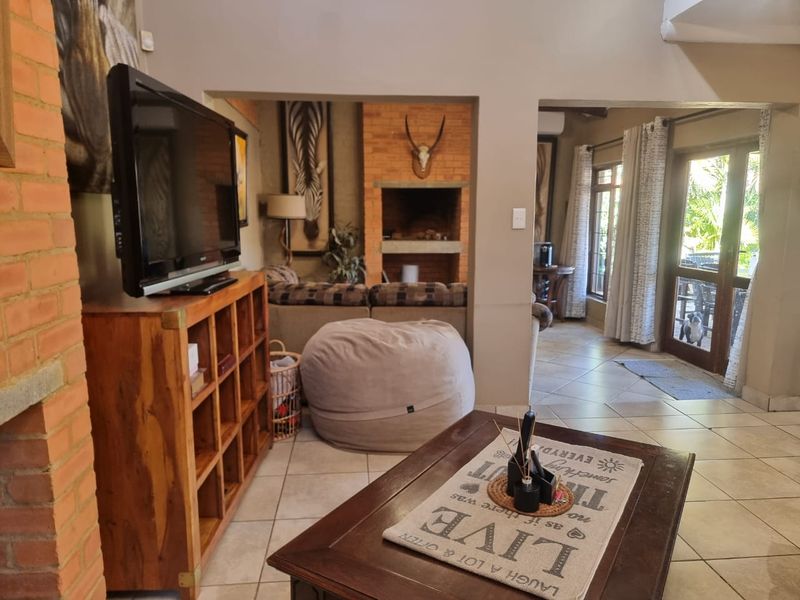 Modern 3-Bedroom Townhouse in Sought-After Estate, in Waterval East - Photo 3