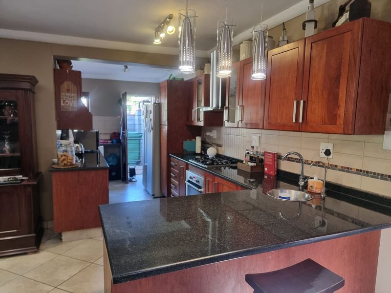 Modern 3-Bedroom Townhouse in Sought-After Estate, in Waterval East - Photo 7