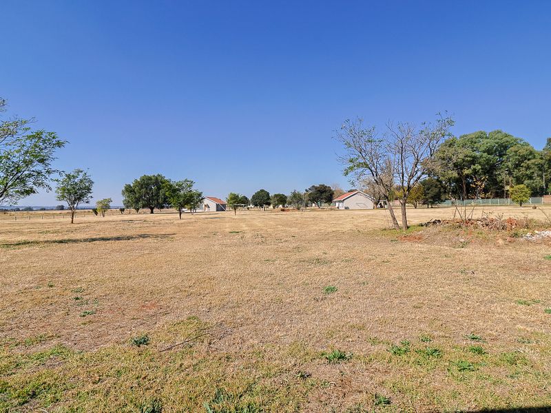 Stunning 5ha Property with Main Home + Cottages - Photo 4