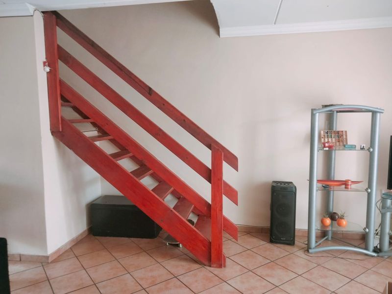 Charming 2-Bedroom, 2-Bathroom Duplex To Let in Helderkruin - Photo 10