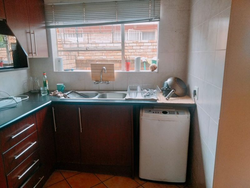 Charming 2-Bedroom, 2-Bathroom Duplex To Let in Helderkruin - Photo 4