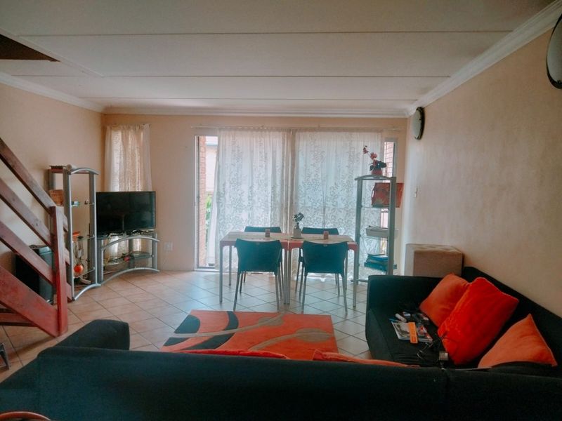 Charming 2-Bedroom, 2-Bathroom Duplex To Let in Helderkruin - Photo 8