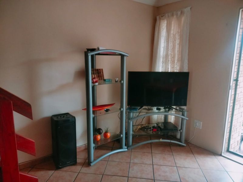 Charming 2-Bedroom, 2-Bathroom Duplex To Let in Helderkruin - Photo 7