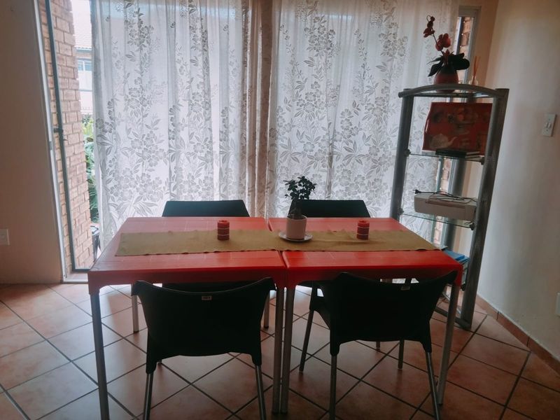 Charming 2-Bedroom, 2-Bathroom Duplex To Let in Helderkruin - Photo 6