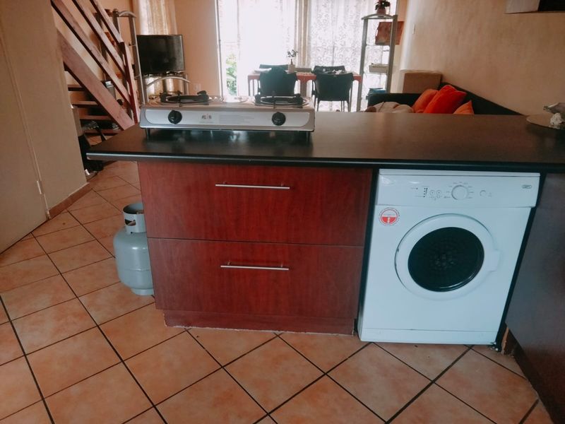Charming 2-Bedroom, 2-Bathroom Duplex To Let in Helderkruin - Photo 3