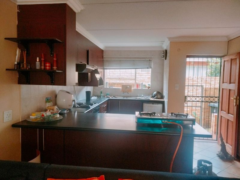 Charming 2-Bedroom, 2-Bathroom Duplex To Let in Helderkruin - Photo 2