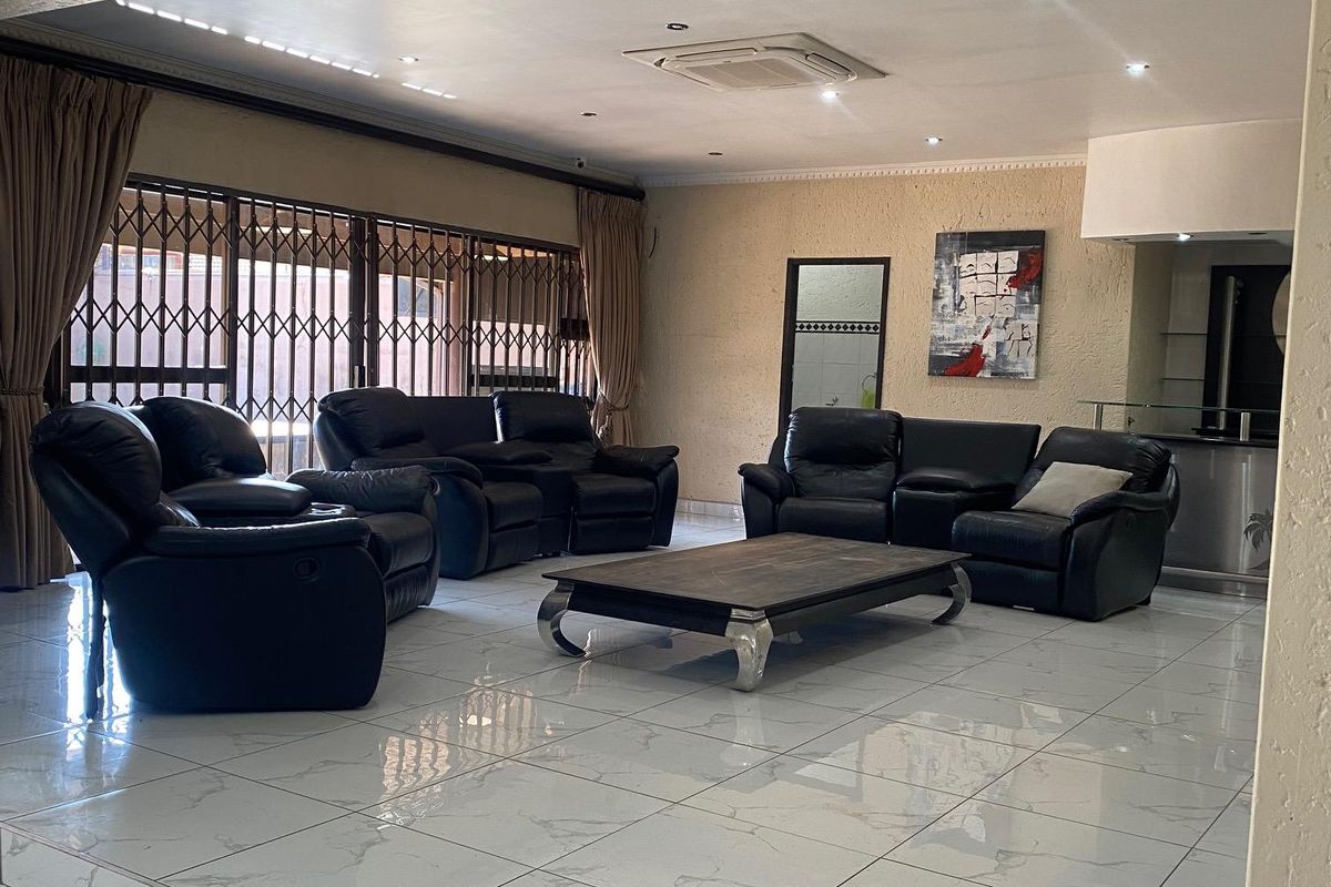 Hollywood-Style Mansion offering 5 Bed, 5 Bath on 1734sqm Land with 550sqm Under Roof - Photo 2