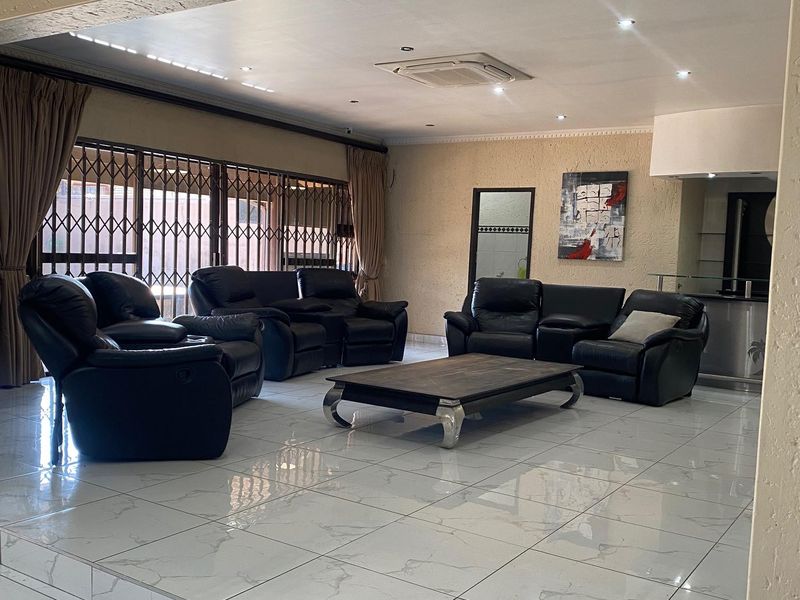 Hollywood-Style Mansion offering 5 Bed, 5 Bath on 1734sqm Land with 550sqm Under Roof - Photo 2