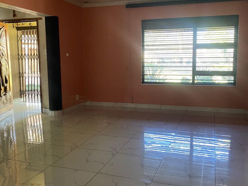 Hollywood-Style Mansion offering 5 Bed, 5 Bath on 1734sqm Land with 550sqm Under Roof - Photo 10