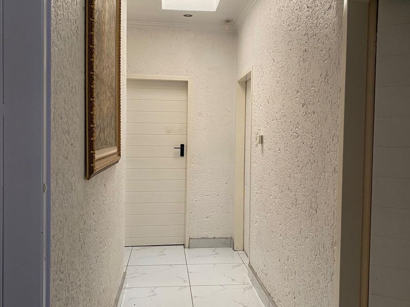 Hollywood-Style Mansion offering 5 Bed, 5 Bath on 1734sqm Land with 550sqm Under Roof - Photo 9