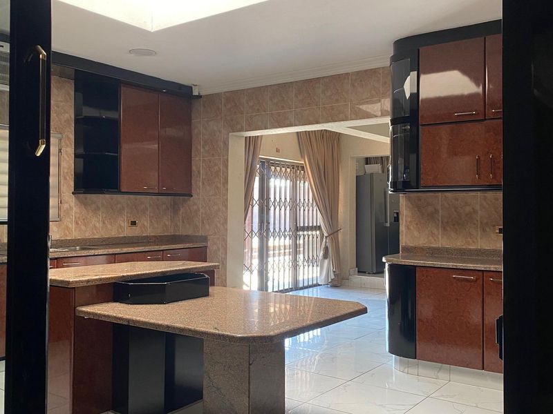 Hollywood-Style Mansion offering 5 Bed, 5 Bath on 1734sqm Land with 550sqm Under Roof - Photo 8