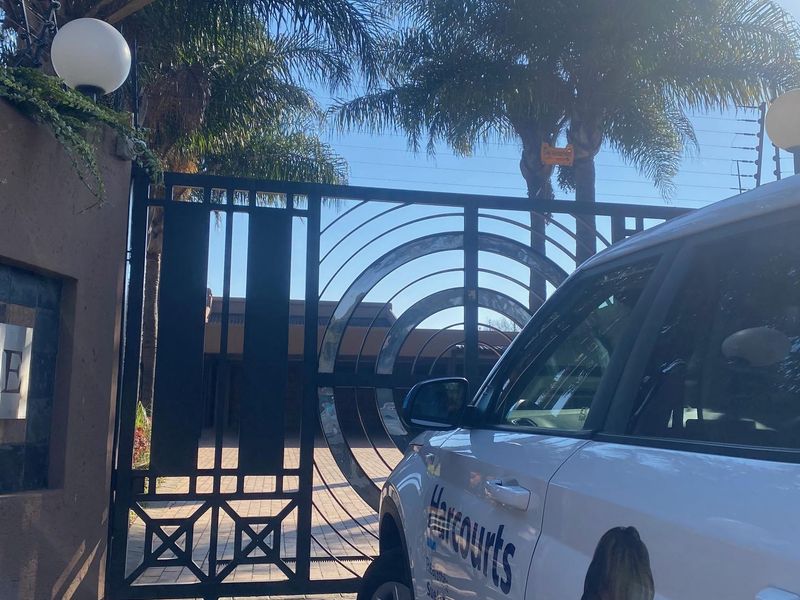 Hollywood-Style Mansion offering 5 Bed, 5 Bath on 1734sqm Land with 550sqm Under Roof - Photo 7