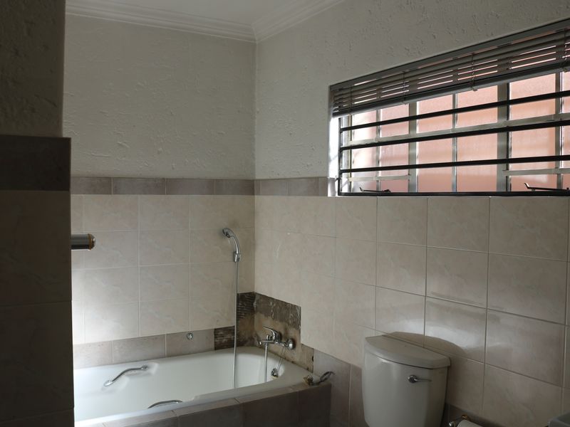 Hollywood-Style Mansion offering 5 Bed, 5 Bath on 1734sqm Land with 550sqm Under Roof - Photo 6