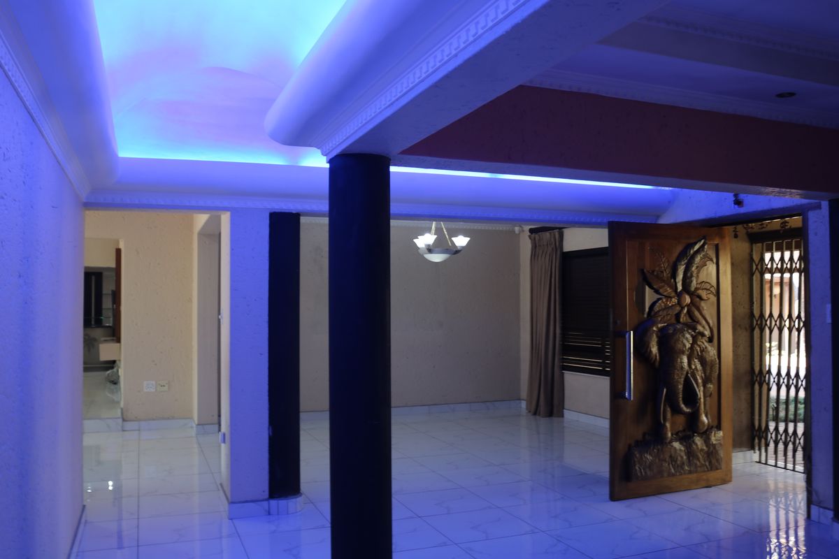 Hollywood-Style Mansion offering 5 Bed, 5 Bath on 1734sqm Land with 550sqm Under Roof - Photo 3