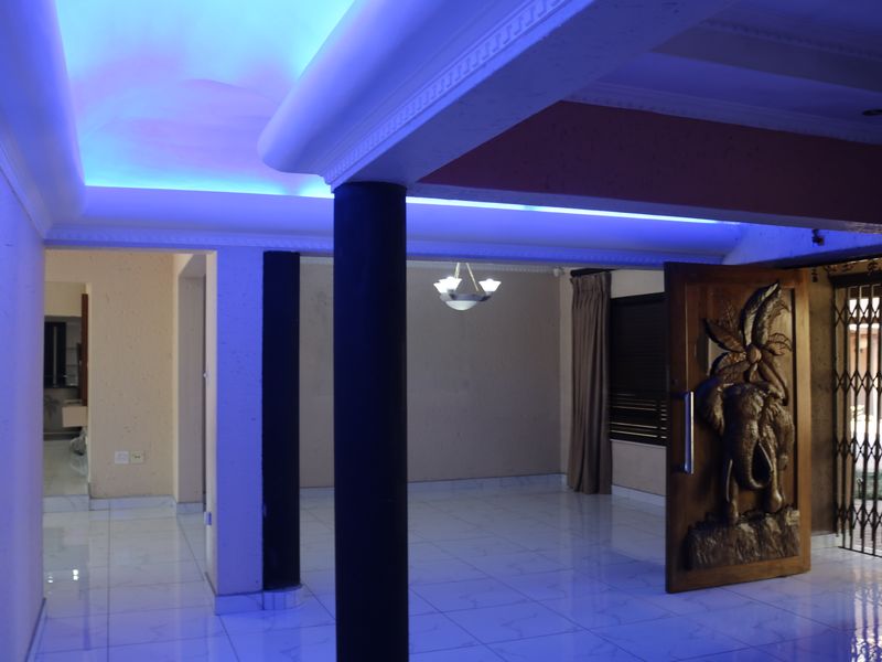 Hollywood-Style Mansion offering 5 Bed, 5 Bath on 1734sqm Land with 550sqm Under Roof - Photo 3