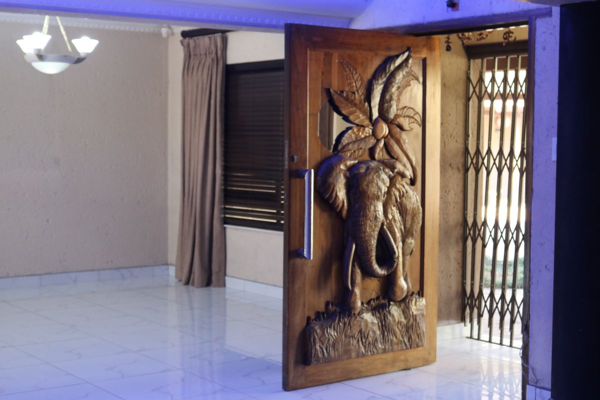 Hollywood-Style Mansion offering 5 Bed, 5 Bath on 1734sqm Land with 550sqm Under Roof - Photo 4