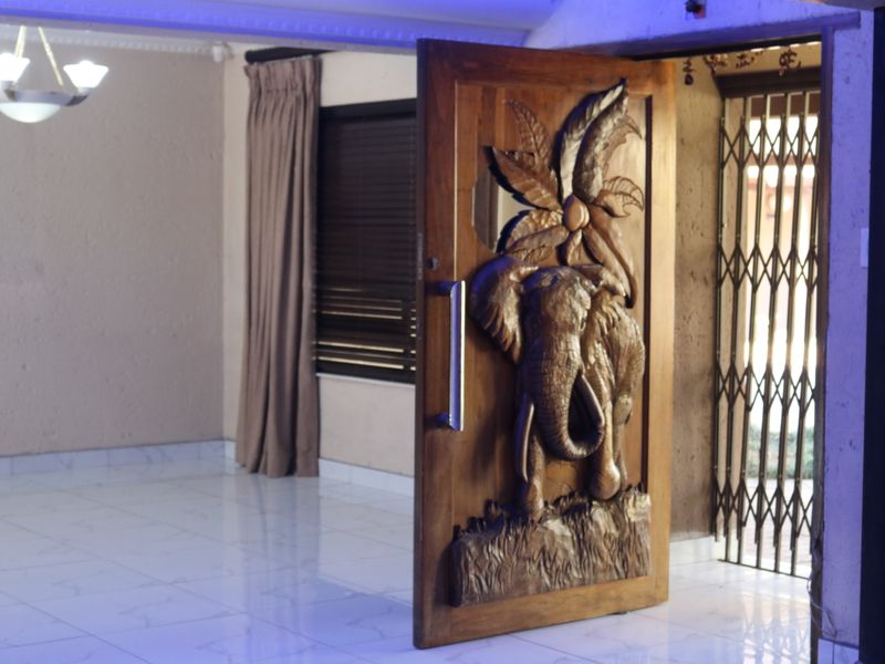 Hollywood-Style Mansion offering 5 Bed, 5 Bath on 1734sqm Land with 550sqm Under Roof - Photo 4