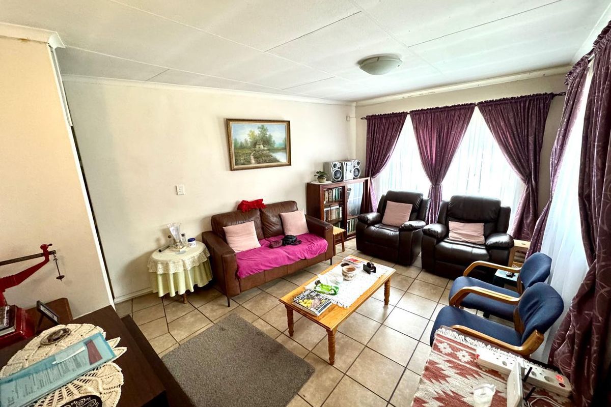 Great Location!  Three bedroom home for sale on a corner stand in Secunda - Photo 5