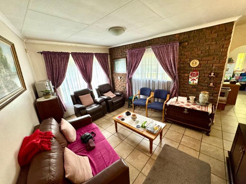 Great Location!  Three bedroom home for sale on a corner stand in Secunda - Photo 4