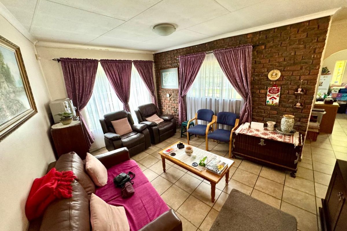 Great Location!  Three bedroom home for sale on a corner stand in Secunda - Photo 4