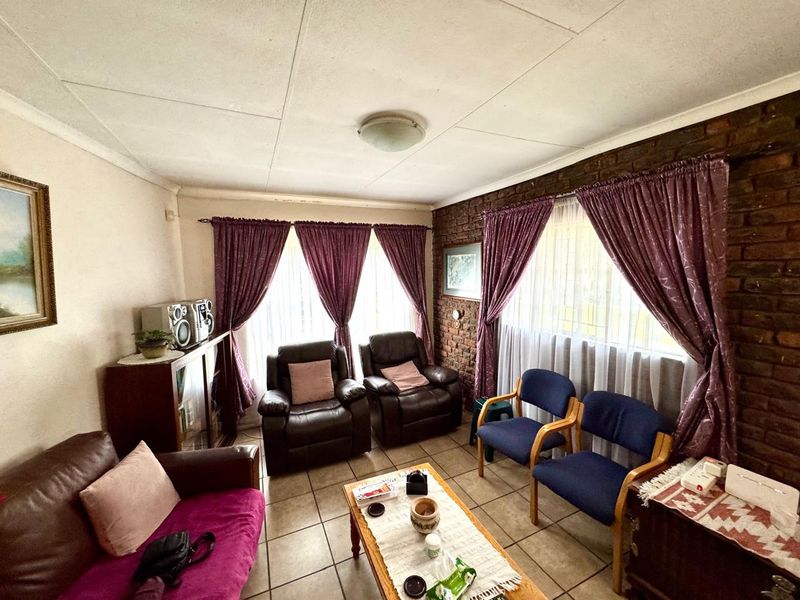 Great Location!  Three bedroom home for sale on a corner stand in Secunda - Photo 6