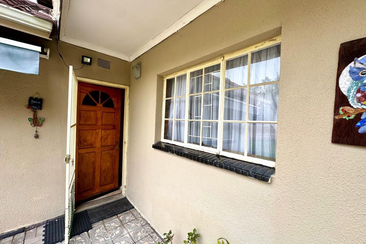 Great Location!  Three bedroom home for sale on a corner stand in Secunda - Photo 2